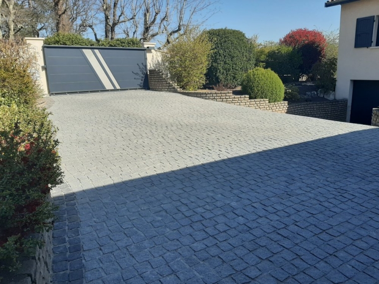 Création d'allée en pavé granit et allée piéton en gravier composite autour de dalles d'ardoise à Brignais, Bourgoin-Jallieu, Les Vallons TP